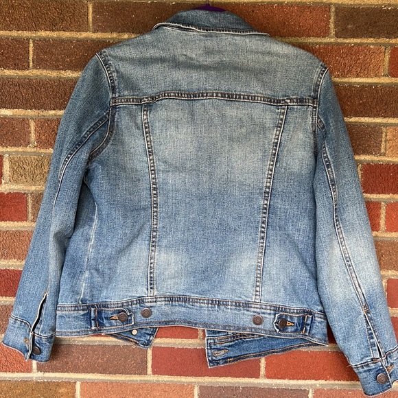 Old Navy Women’s Classic Denim Jacket - Picture 2 of 4
